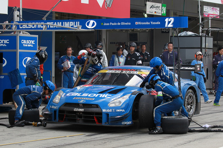 ピット作業を行う安田裕信／ジョアオ・パオロ・デ・オリベイラ組（GT500クラス・カルソニックIMPUL GT-R）