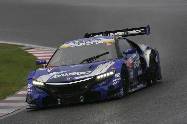 250km終了時点でGT500クラストップを走行する山本尚貴／伊沢拓也組（RAYBRIG NSX CONCEPT-GT）