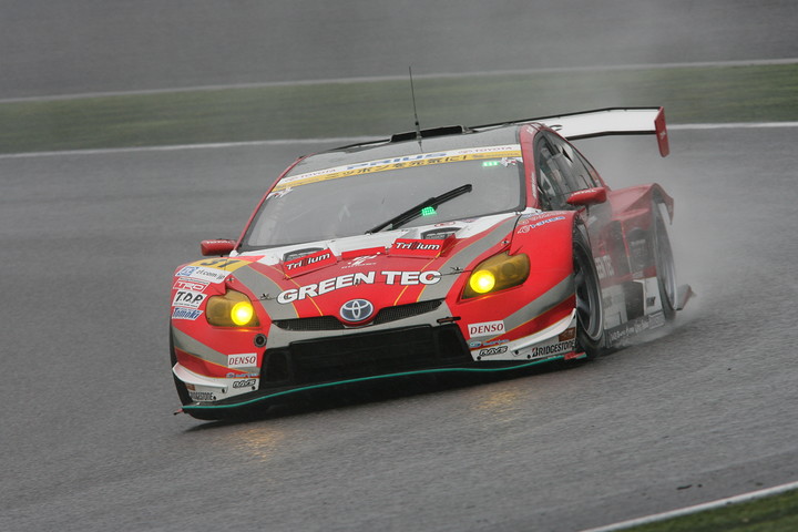 250km終了時点でGT300クラストップを走行する嵯峨宏紀／中山雄一／佐々木孝太組（TOYOTA PRIUS apr GT）