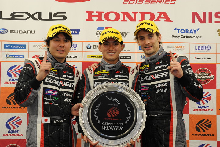決勝フォトセッション: GT300クラスで優勝したドライバー