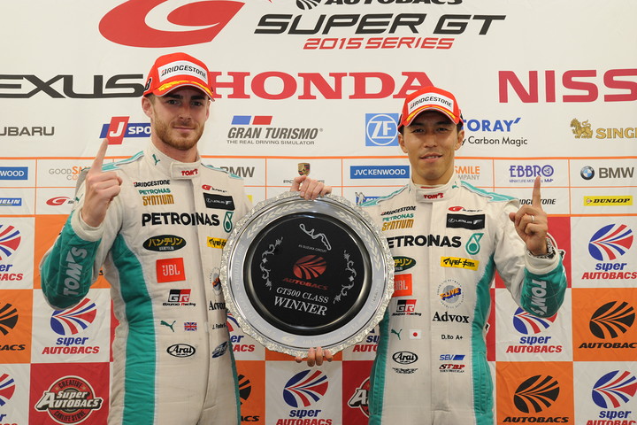 決勝フォトセッション: GT500クラスで優勝したドライバー