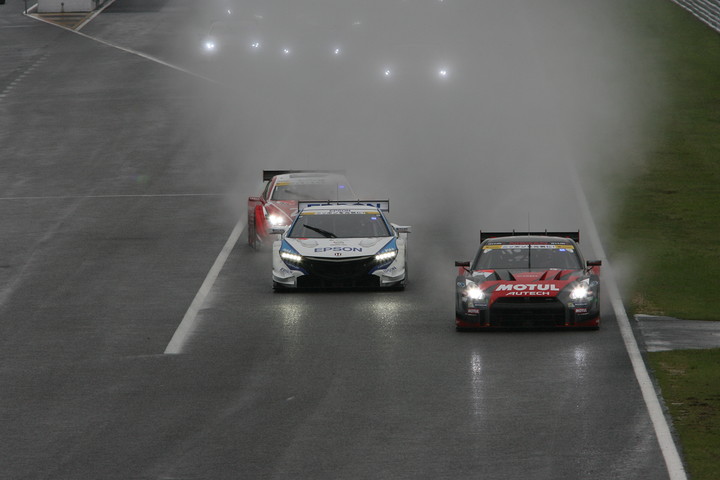 GT500クラスのスタートシーン