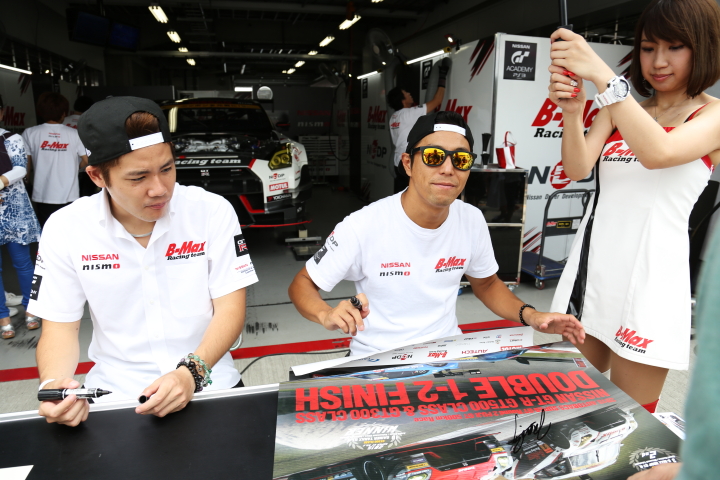 ピットウォーク: ファンにサインをする高星明誠と星野一樹（GT300クラス・B-MAX NDDP GT-R）