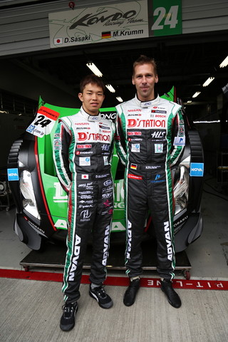 ピットウォーク: 佐々木大樹とミハエル・クルム（D'station ADVAN GT-R）