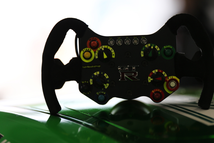 ピットウォーク: D'station ADVAN GT-Rのステアリング