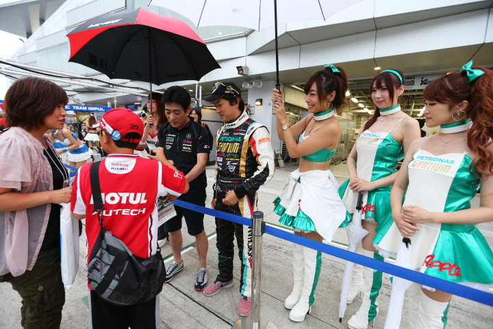 GTキッズウォーク: サインをする高橋一穂と加藤寛規（Cars Tokai Dream28）