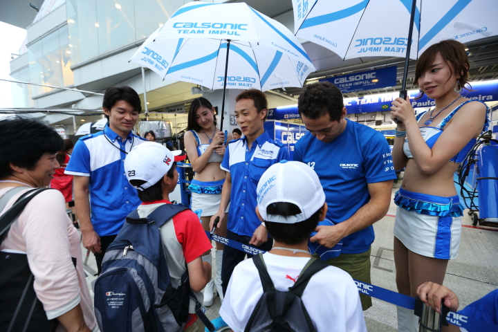 GTキッズウォーク: サインをする安田裕信とジョアオ・パオロ・デ・オリベイラ（TEAM IMPUL）