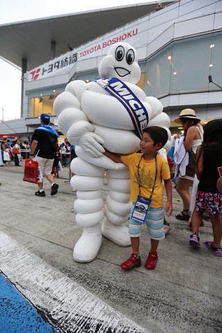 GTキッズウォーク: ミシュランタイヤのマスコットビバンダムとファン子供