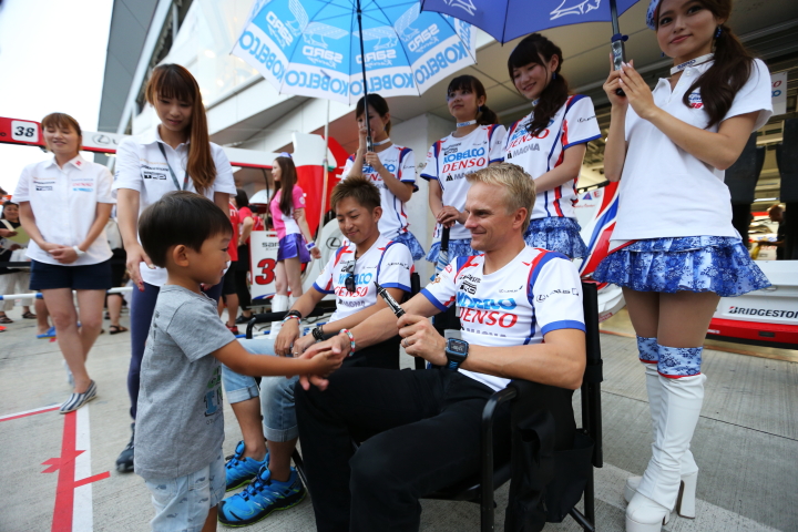 GTキッズウォーク: サインをする平手晃平とヘイキ・コバライネン（SARD）