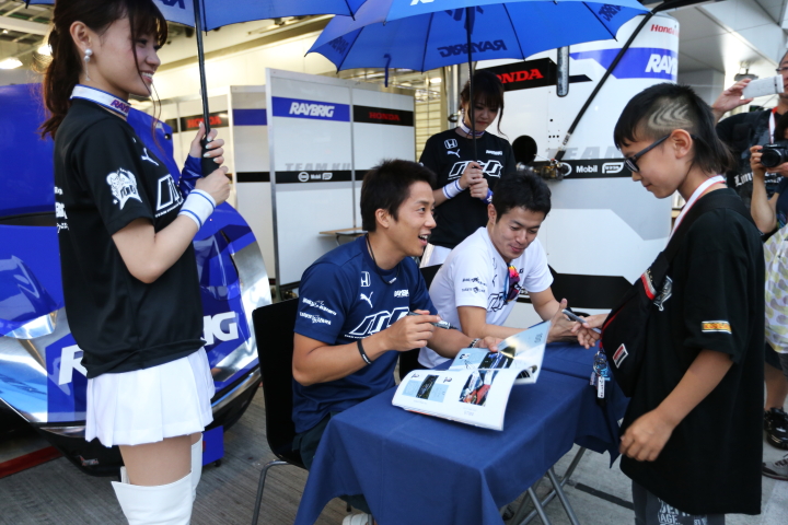 GTキッズウォーク: サインをする伊沢拓也と山本尚貴（DRAGO GORSE）