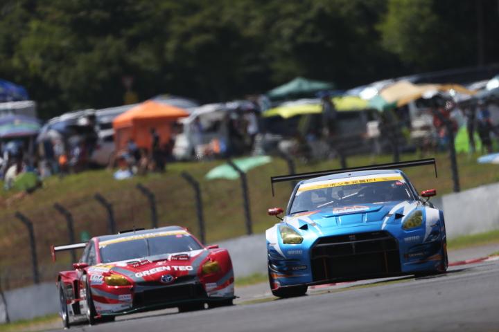 フリー走行: TOYOTA PRIUS apr GT（左）とGAINER TANAX GT-R（右）