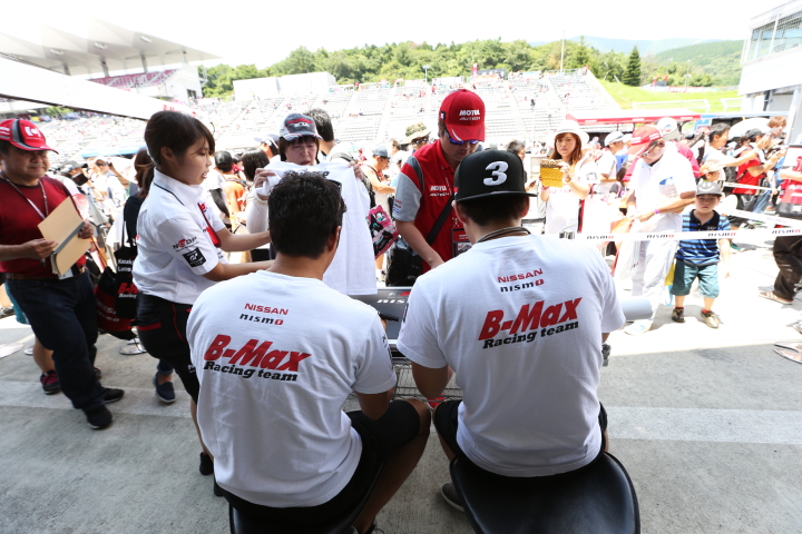 ピットウォーク: サインをする星野一樹と高星明誠（B-MAX）