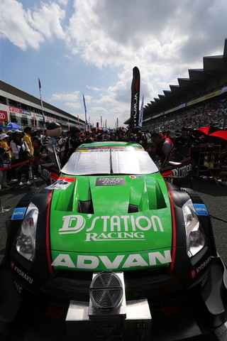 決勝レース: グリッドに着いたD'station ADVAN GT-R