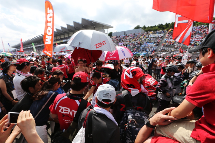 決勝レース: ファンに囲まれるZENT CERMO RC Fのグリッド