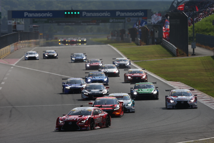 決勝レース: GT500クラスのスタートシーン