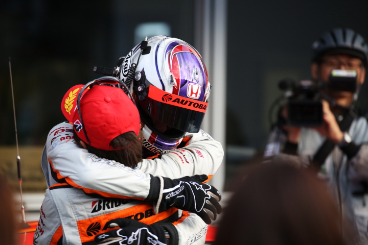 決勝レース: ＧＴ300クラスで優勝した高木真一と小林崇志（ARTA CR-Z GT）