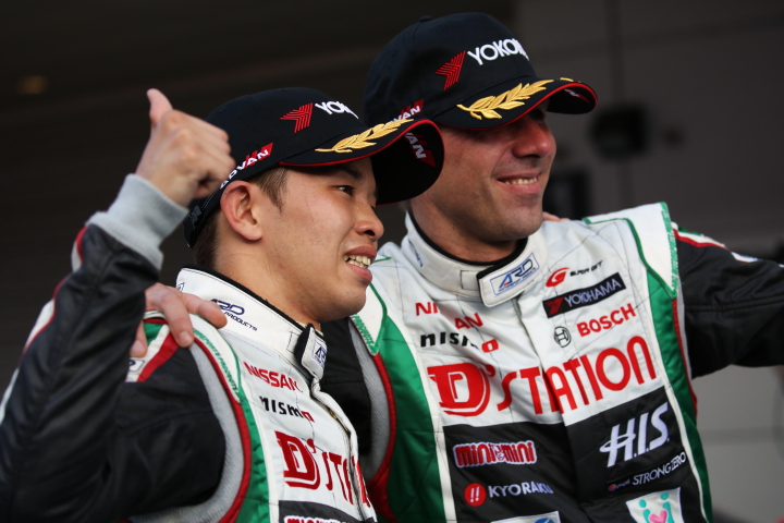 決勝レース: GT500クラスで優勝した佐々木大樹とミハエル・クルム（D'station ADVAN GT-R）