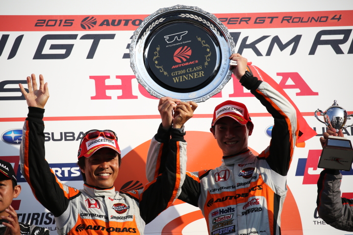 表彰式: ＧＴ300クラスで優勝した高木真一と小林崇志（ARTA CR-Z GT）
