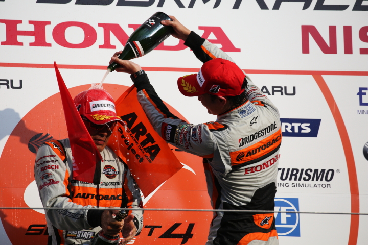 表彰式: ＧＴ300クラスで優勝した高木真一と小林崇志のシャンパンファイト