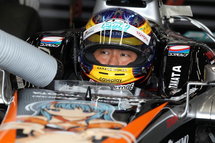 ノックアウト予選: ピットで待機する石浦宏明組（クラス・P.MU/CERUMO・INGING SF14）