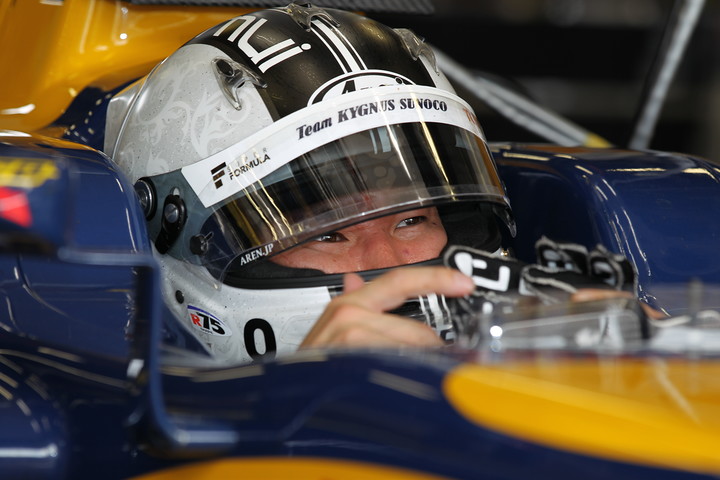 ノックアウト予選: ピットで待機する小林可夢偉（Team KYGNUS SUNOCO SF14）