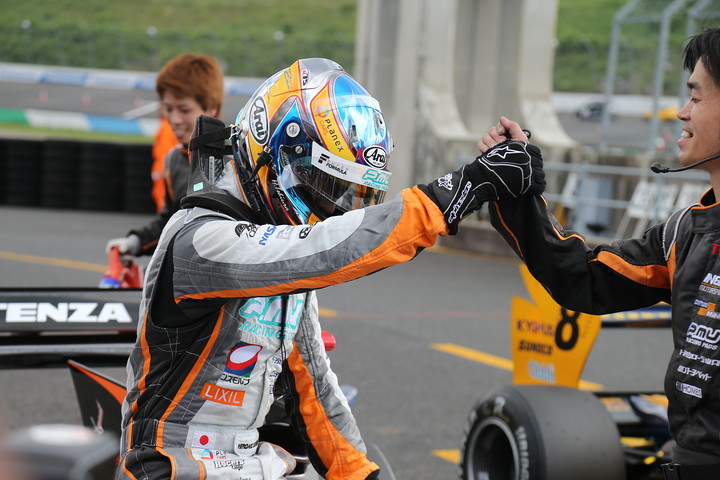 ノックアウト予選: ポールポジションを獲得した石浦宏明（P.MU/CERUMO・INGING SF14）