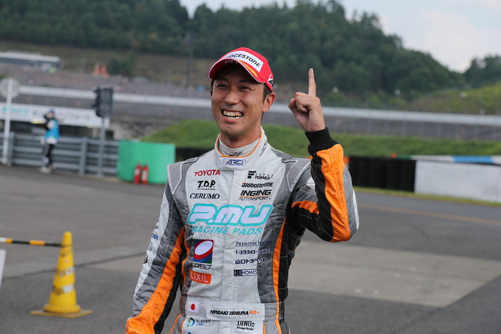ノックアウト予選: ポールポジションを獲得した石浦宏明（P.MU/CERUMO・INGING SF14）