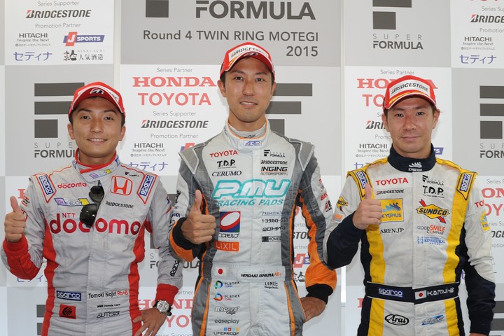 公式予選フォトセッション: ポールポジション・石浦宏明（中央）、2位・野尻智紀（左）、3位・小林可夢偉（右）