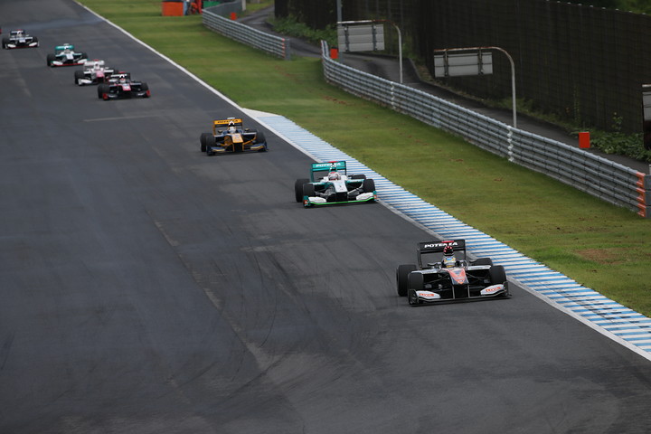 5コーナーへ向かうトップ集団