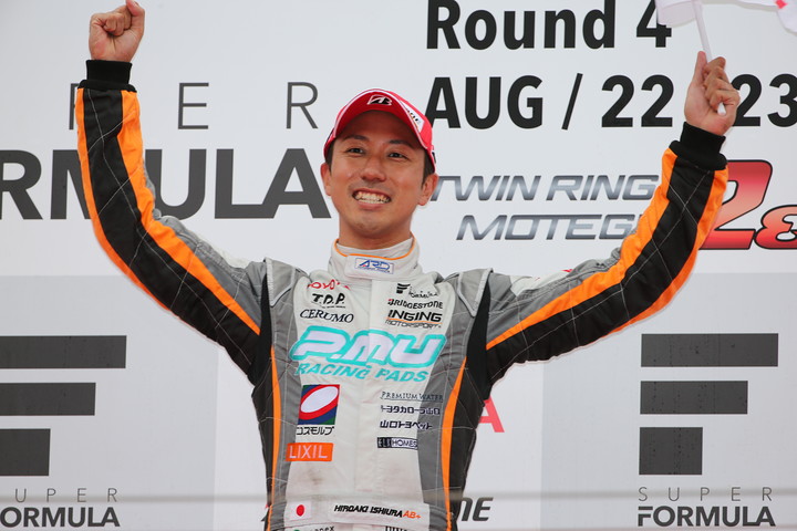 表彰式: 優勝した石浦宏明（P.MU/CERUMO・INGING）