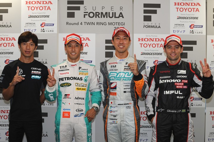 決勝フォトセッション: 優勝・石浦宏明（中右）、2位・中嶋一貴（中左）、3位・ジョアオ・パオロ・デ・オリベイラ（右）、優勝監督・立川祐路（左）