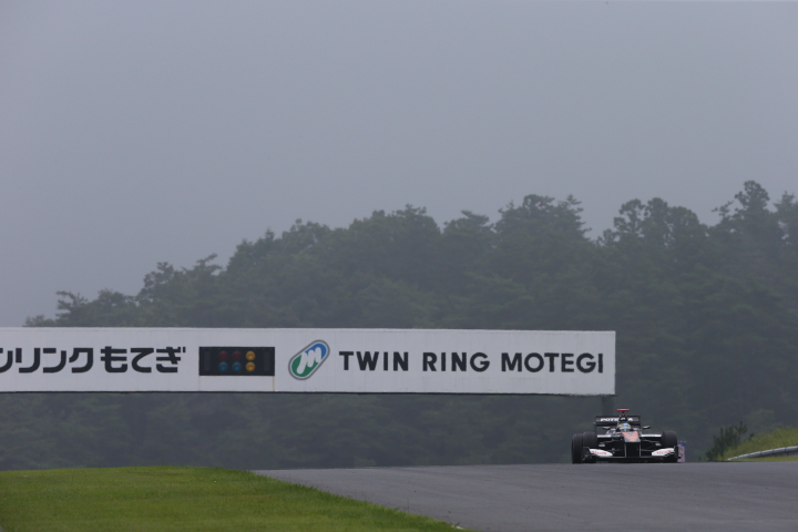 フリー走行1回目: 石浦宏明（P.MU/CERUMO・INGING SF14）