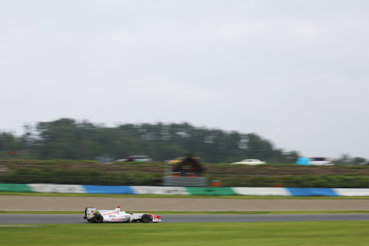 フリー走行1回目: 野尻智紀（DOCOMO DANDELION M40S SF14）