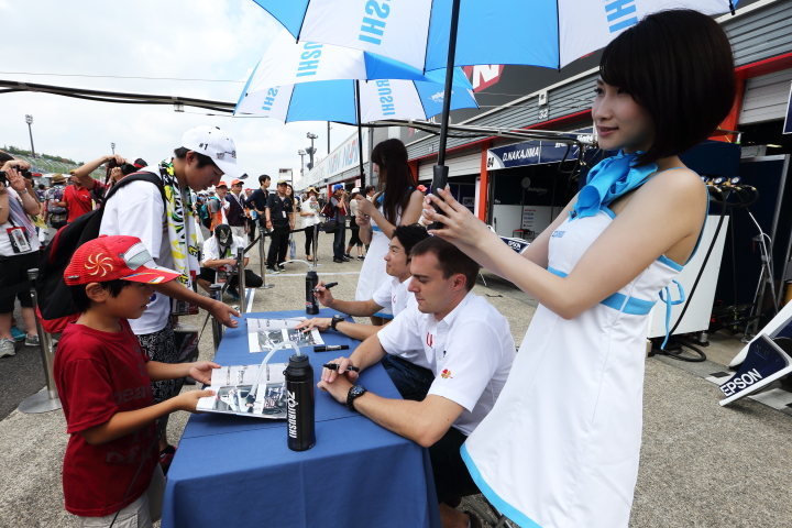 ピットウォーク: サインをするベルトランバゲットと中嶋大祐（NAKAJIMA RACING）