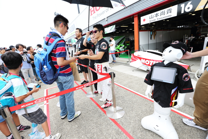ピットウォーク: サインをする山本尚貴（TEAM無限）