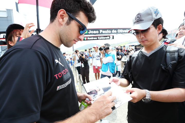 ピットウォーク: サインをするアンドレア・カルダレッリ（LENOVO TEAM IMPUL ）