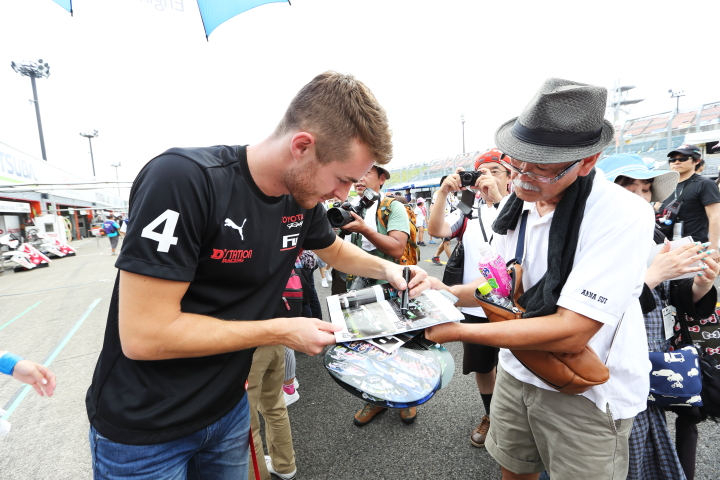 サインをするジェームス・ロシター（KONDO RACING）