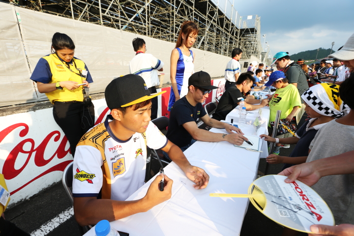 キッズピットウォーク: サインをする平川亮（KYGNUS SUNOCO Team LeMans）