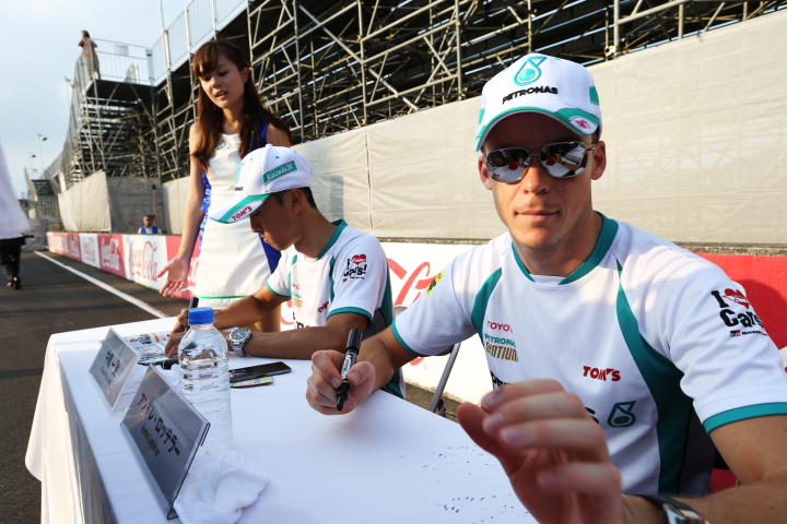 キッズピットウォーク: サインをするアンドレ・ロッテラー（PETRONAS TEAM TOM'S）