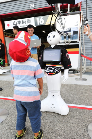 キッズピットウォーク: Pepperを見上げる子ども