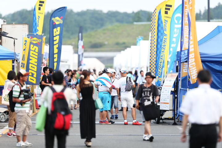 キッズピットウォーク: のぼりがはためくチームルマン裏のパドック