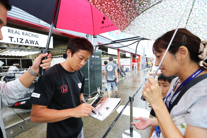ピットウォーク: サインをする伊沢拓也（REAL RACING）