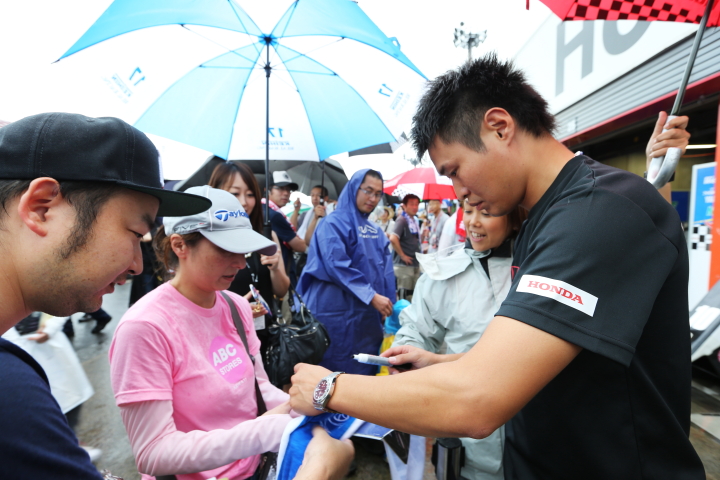 ピットウォーク: サインをする塚越広大（REAL RACING）