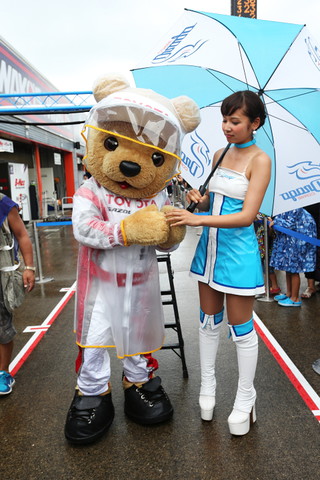 ピットウォーク: トヨタくま吉とレースクイーン