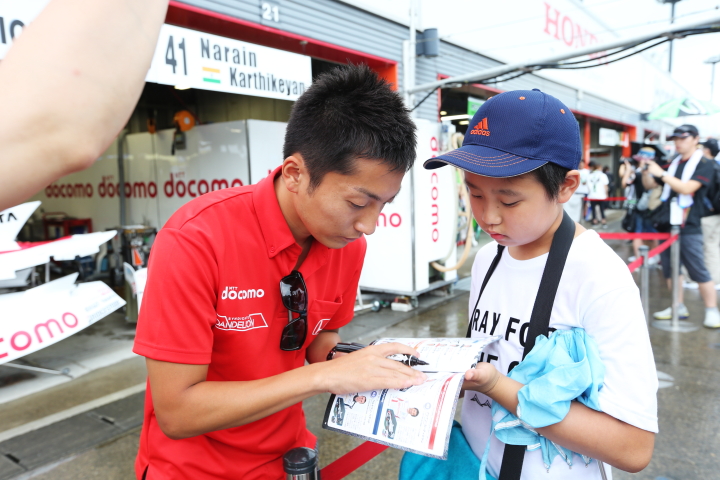 ピットウォーク: サインをする野尻智紀（DOCOMO TEAM DANDELION RACING）