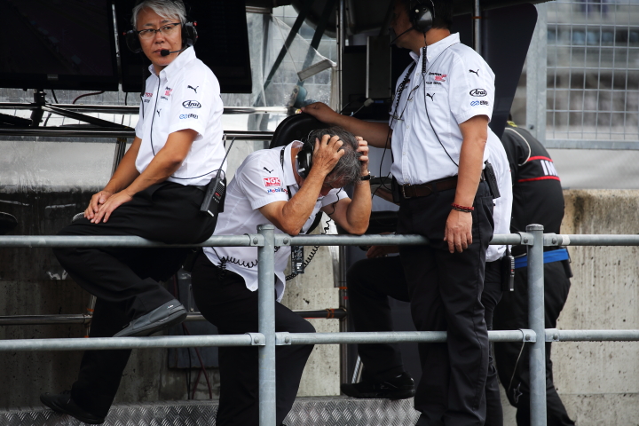 決勝レース: 頭を抱える星野一義監督（LENOVO TEAM IMPUL）