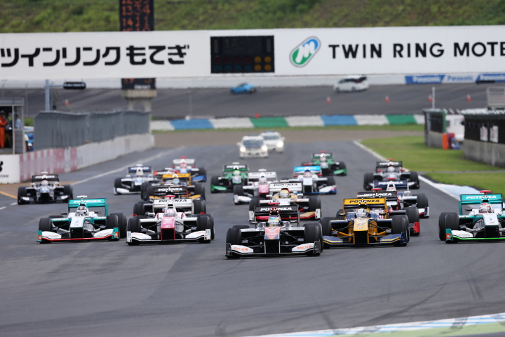 決勝レース: 52周の決勝レースがスタートした