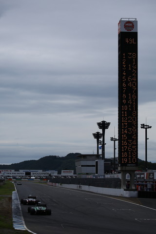 決勝レース: ビクトリーコーナーを立ち上がるSFマシン