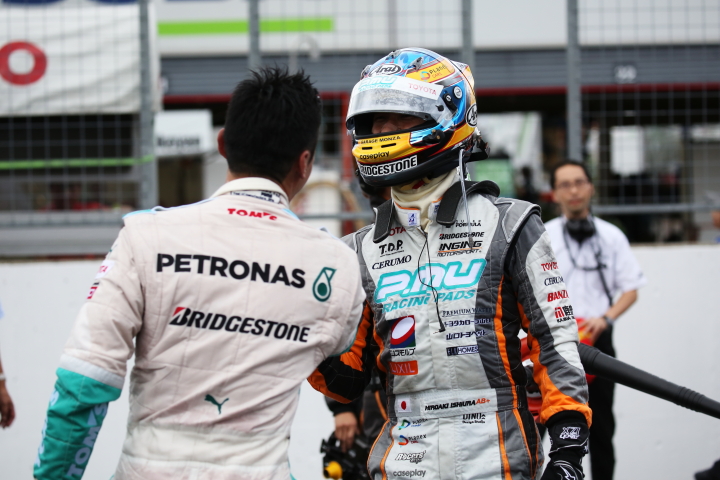 決勝レース: 健闘をたたえ合う優勝の石浦宏明と2位の中嶋一貴