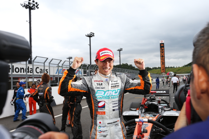 決勝レース: 優勝した石浦宏明（P.MU/CERUMO・INGING）